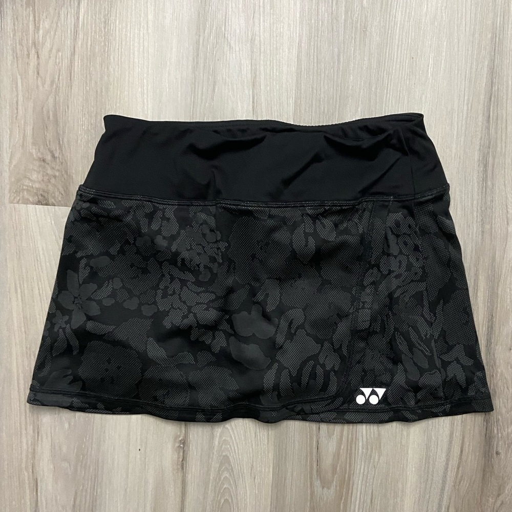 Yonex black tennis skort size S